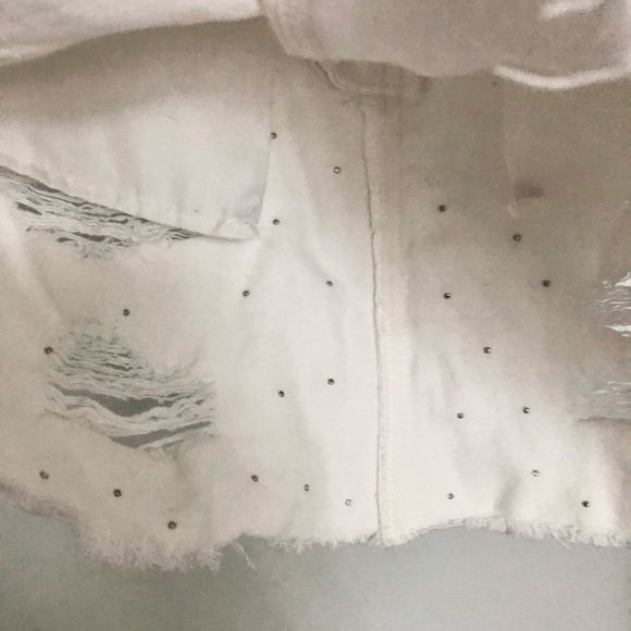 Lulu’s Pop Queen White distressed Pearl Denim Mini Skirt size small - Picture 6 of 6